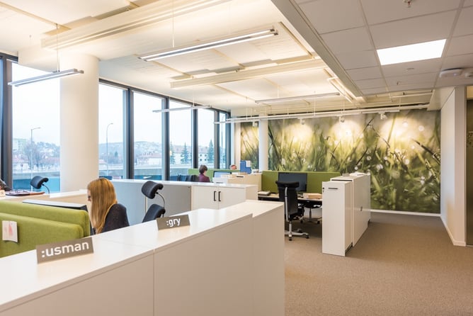 åpent kontorlandskap i de nye, lyse lokalene