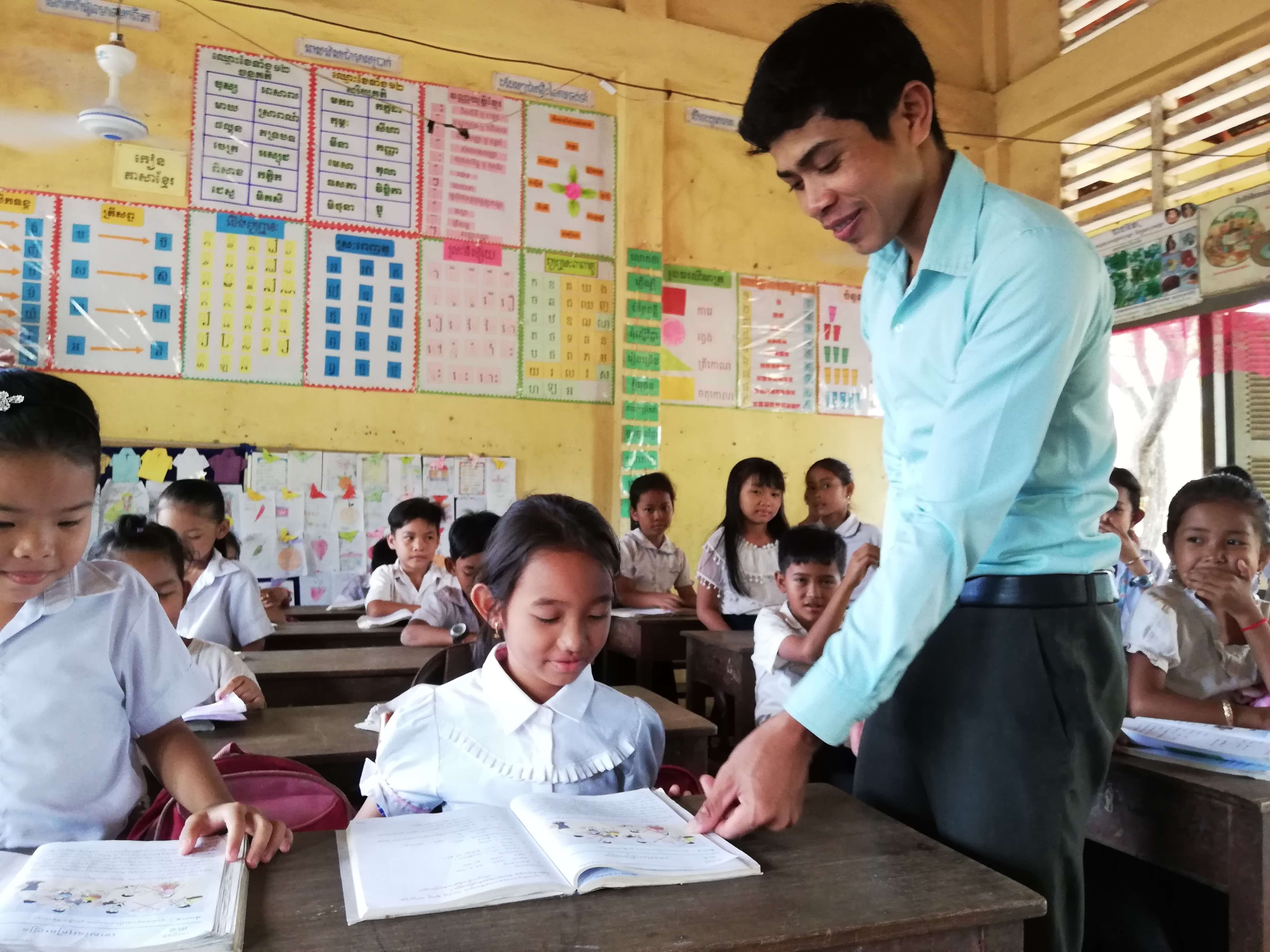 Srey Noch reading lesson with her new teacher_Khan Phy (2)